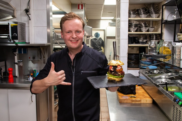 Đầu bếp Robert Jan de Veen cùng chiếc burger đắt nhất hành tinh.