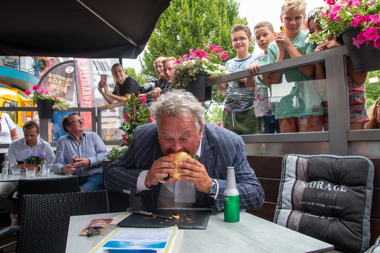 Chủ tịch Hiệp hội Thực phẩm và Đồ uống Hoàng gia Hà Lan được chọn là người thưởng thức chiếc bánh burger Golden Boy đầu tiên trên thế giới.