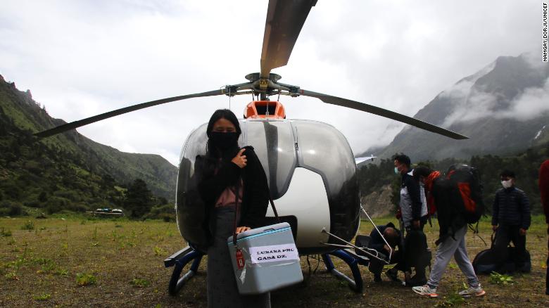 Các tình nguyện viên nhận vaccine từ trực thăng
