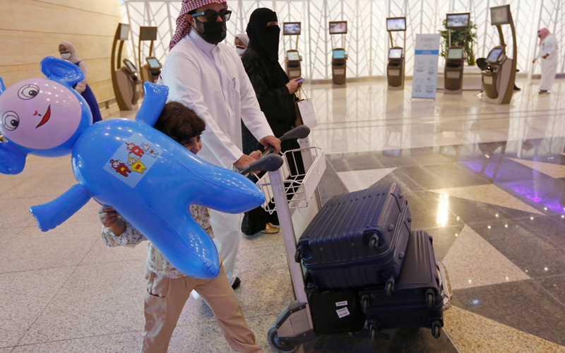 Hành khách Arab Saudi tại Sân bay Quốc tế King Abdulaziz ở Jeddah.