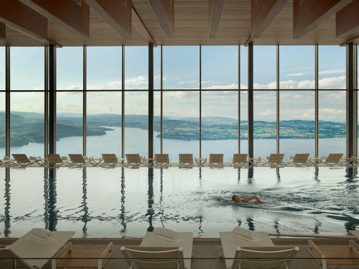 Bên trong resort có bể bơi bốn mùa với khung cảnh hồ Lucerne. 
