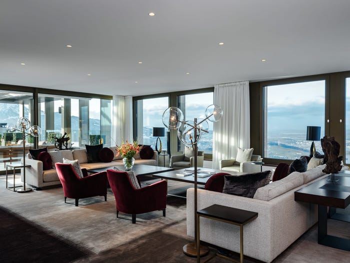 Phòng khách rộng rãi cho tầm nhìn toàn cảnh hồ Lucerne.