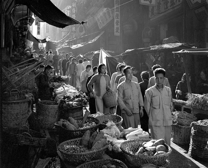 Người dân tấp nập mua đồ ở khu chợ.
