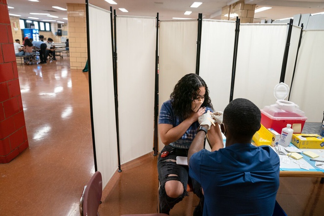 Một điểm tiêm phòng ở South Bronx, New York, Mỹ (ảnh: New York Times).