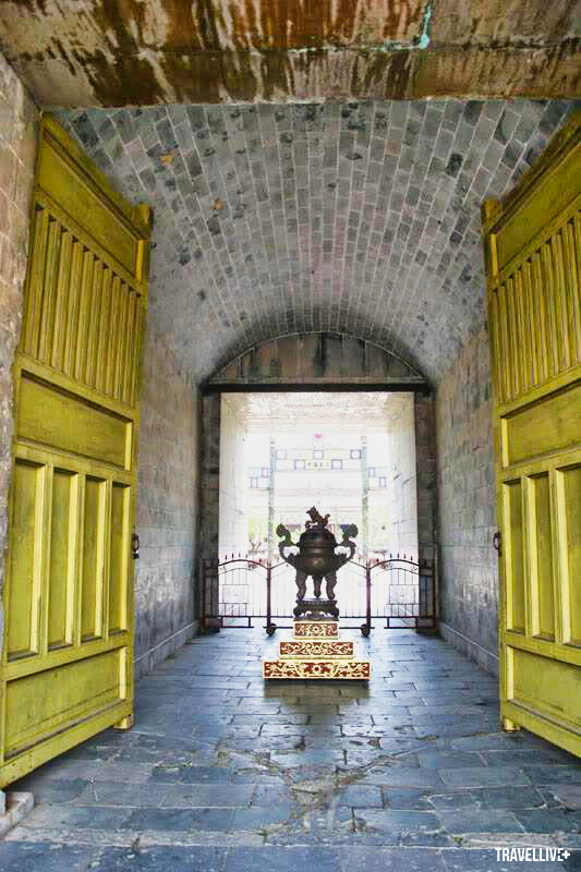 Ngọ Môn - cửa dành riêng cho vua đi - ở giữa, được sơn màu vàng