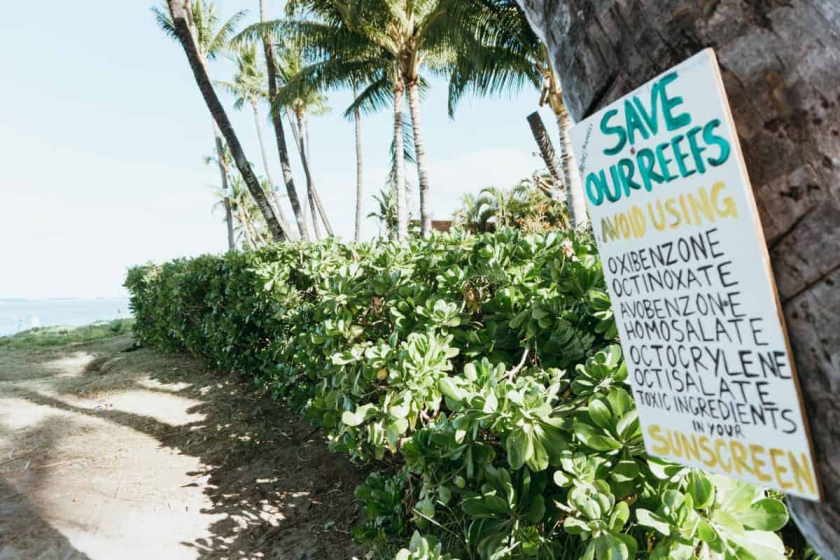Một tấm biển yêu cầu không sử dụng kem chống nắng có các thành phần gây hại tại Hawaii (Mỹ) (ảnh: Internet)