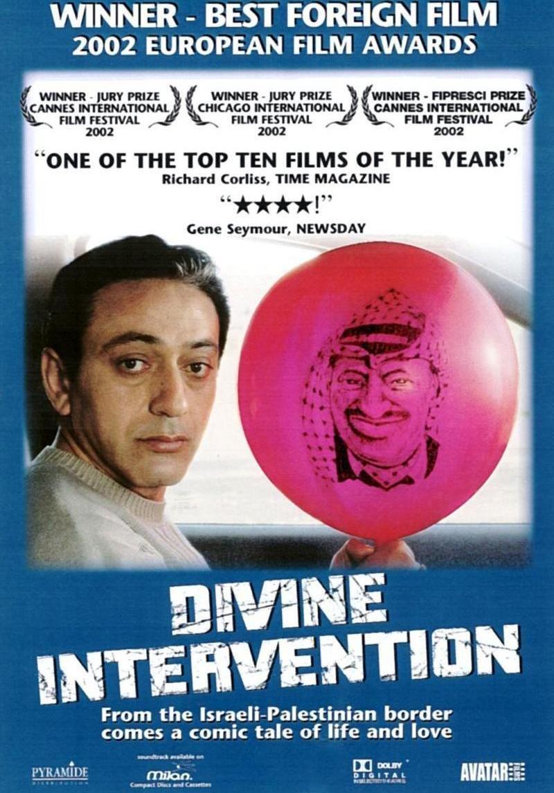 “Divine Intervention” là bộ phim đi theo lối kể chuyện châm biếm, nói về câu chuyện của những cặp tình nhân người Palestine bị ngăn cách bởi một trạm kiểm soát của Israel.