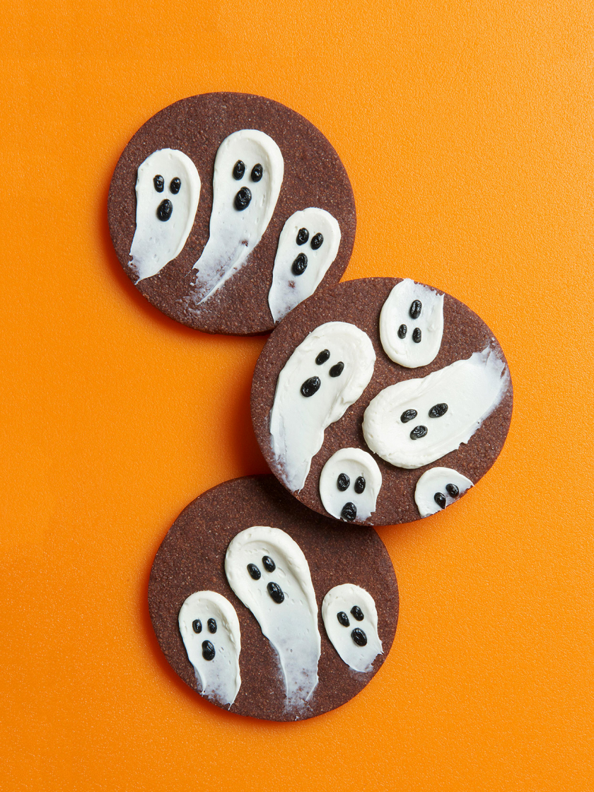 Những chiếc bánh ma (ghost cookies) hoàn toàn rất dễ làm và trang trí. 