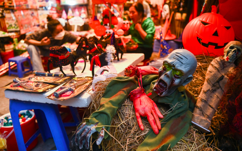 Những trang trí rùng rợn rất đúng chủ đề Halloween trên phố Hàng Mã - Ảnh: Vnexpress