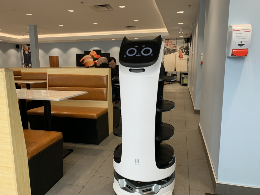 Robot Bella làm phục vụ tại một nhà hàng ở Canada