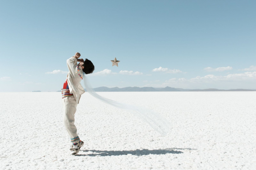 Warawar Wawa tung bay trên một hoang mạc muối chứ không phải cát, trên cánh đồng muối tại Uyuni, Bolivia.