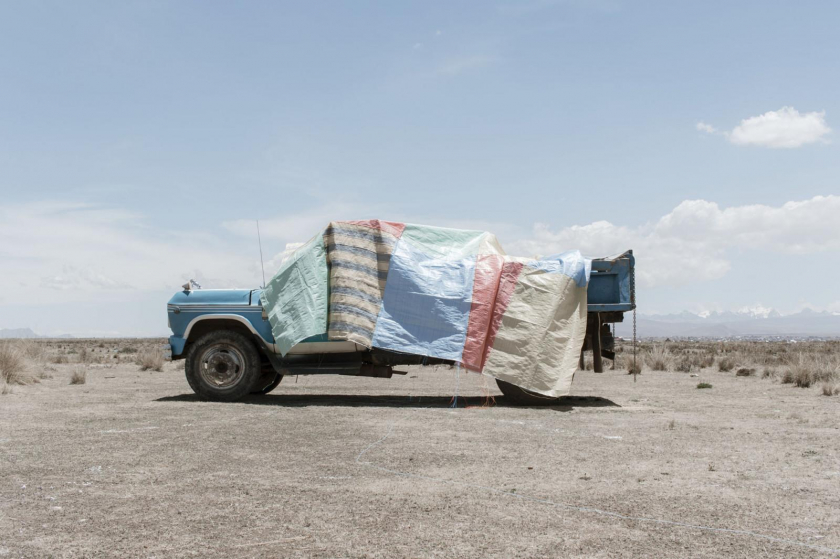 Bạn có nhìn ra dáng hình con trăn nuốt chửng con voi không? Bức ảnh mô tả gangochos - những tấm vải nilon gói hàng hoá ở chợ đang bao trùm một chiếc xe tải.