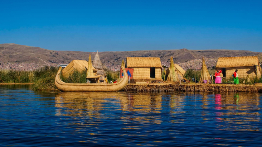 Hồ Titicaca phía bên bờ Peru, là một nơi linh thiêng đối với người bản địa cũng như là điểm thu hút du khách tới tham quan, trekking.