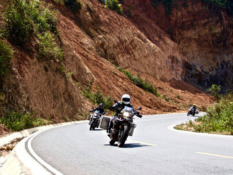 Một tour xe máy BMW kỳ thú đưa du khách trải nghiệm tuyến đường vòng Mae Sa - Samoeng. (Ảnh: bookmotorcycletours)