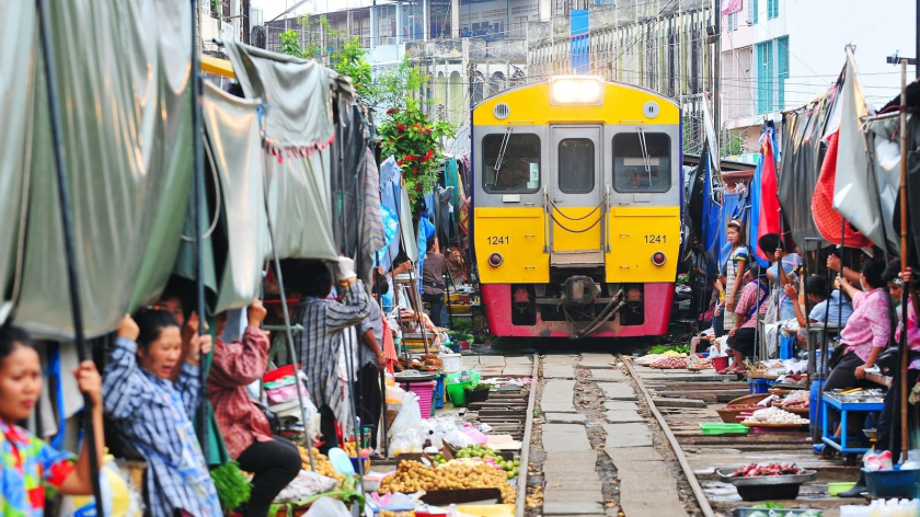 Nhịp sống đời thường sôi động của cư dân ngoại ô Bangkok ngay sát đường tàu trên tuyến ngắn Mahachai.