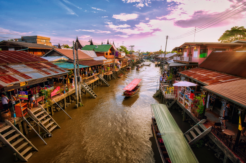 Chợ nổi Amphawa là một điểm thu hút khách du lịch, nằm trên một nhánh của sông Mae Klong, thuộc huyện Amphawa, tỉnh Samut Songkhram, cách Bangkok khoảng 50 km.