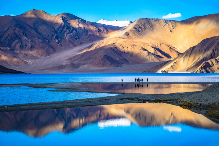 Ladakh - điểm đến nổi tiếng là “vùng đất bí ẩn trên dãy núi Himalaya” rất cuốn hút du khách bởi những vẻ đẹp độc lạ của vùng núi cao xa xôi, hiểm trở.