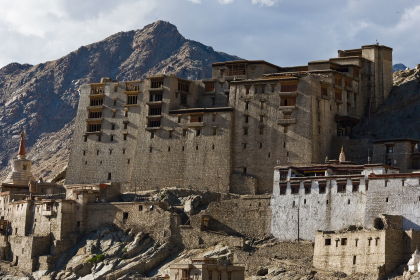 Leh Palace - Cung điện nguy nga của Hoàng tộc Ladakh xưa, nay bị bỏ hoang. Từ trên cao, sẽ ngắm được toàn cảnh thị trấn Leh tuyệt đẹp bên dưới.