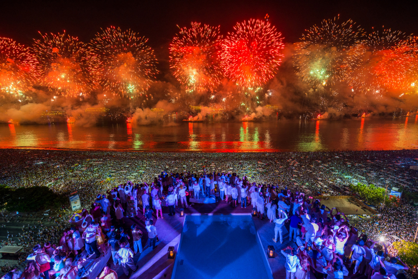 Trước Covid-19, lễ hội đón năm mới tại Rio de Janeiro luôn thu hút đông đảo người tham dự. - Ảnh: Internet)