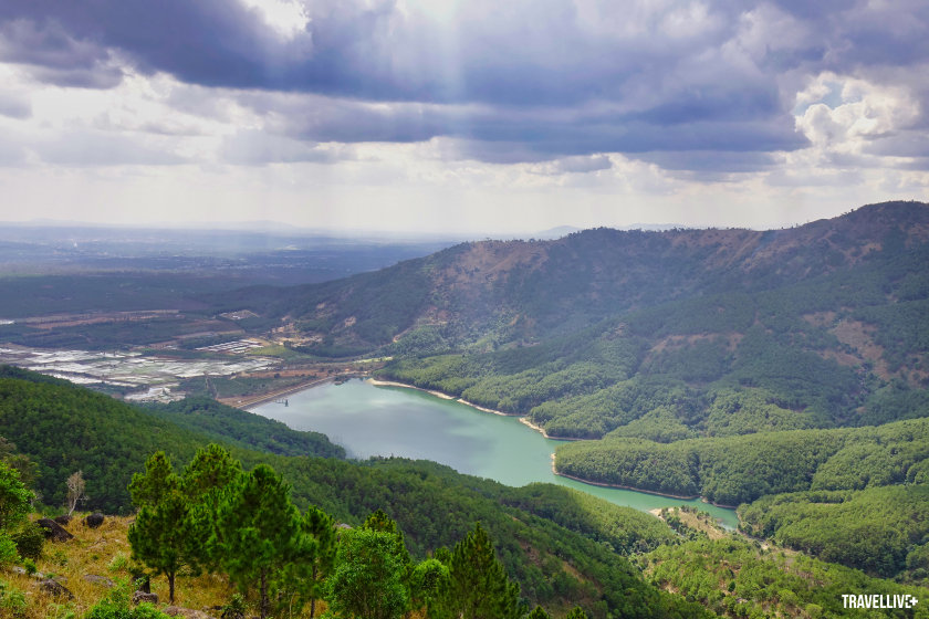 Hồ Tân Sơn nhìn từ lưng chừng núi