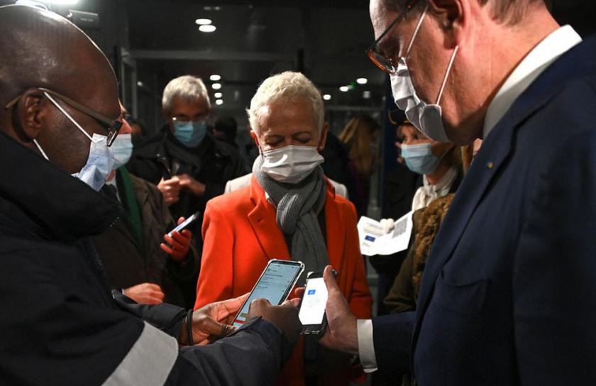 Thủ tướng Pháp Jean Castex “trình” Thẻ Sức khỏe của mình khi ông tới thăm Nouvel Hopital Civil - một trong những cơ sở y tế lâu đời nhất của Pháp - tại thành phố Strasbourg hôm 10/12.