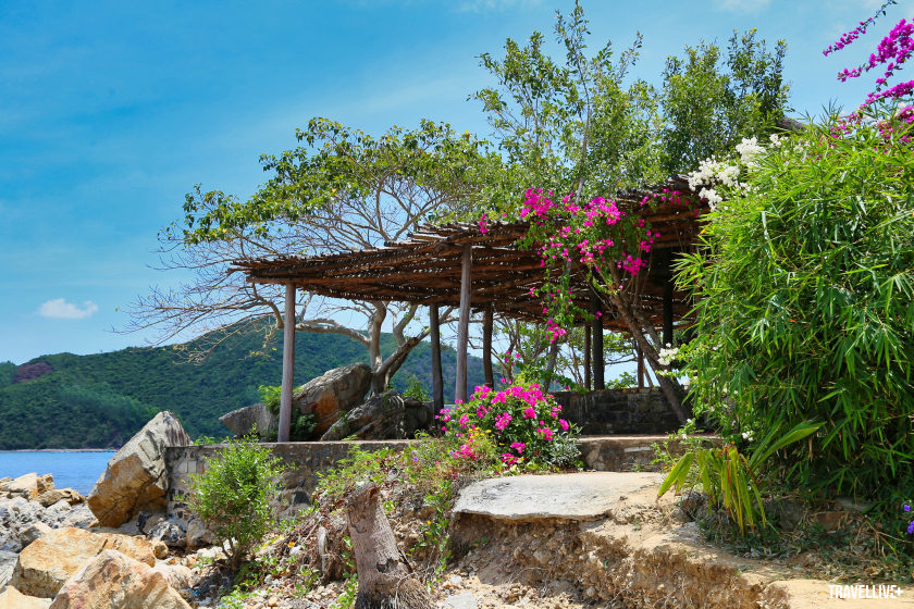 Giàn hoa tại một góc ngắm cảnh cho du khách nghỉ chân trên đảo