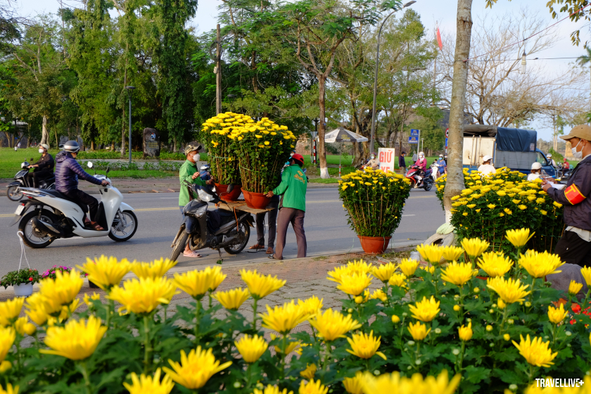 Sau ngày 20 tháng Chạp, hoa từ làng Phú Mậu, và nhiều làng quê khác như Thủy Dương bắt đầu được chuyển đi khắp nơi. Những gian hàng hoa tươi bắt đầu xuất hiện trên các con phố. Đây thực sự là lúc mà mọi người nhận ra Tết đã đến bên hiên nhà.