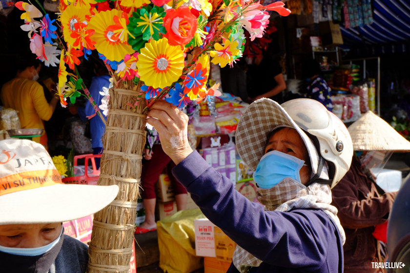 Ngoài hoa tươi, người Huế còn dùng một loại hoa giấy được làm thủ công tại làng Thanh Tiên (cạnh làng hoa Phú Mậu) để thờ cúng trên các gian bếp, hay ở các trang Ông, trang Bà. 