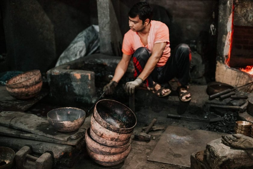 Người thợ Nepal trong quá trình chế tạo ra chuông xoay