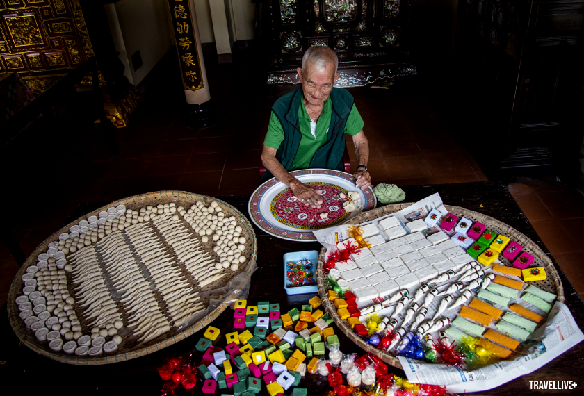 Ông Nguyễn Xuân Lạng (86 tuổi), đã làm bánh in - bánh sâm - bánh dứa hơn 70 năm (Ảnh: Lê Huy Hoàng Hải)