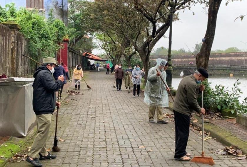 Người dân Huế quét dọn vệ sinh đường phố trong ngày Chủ nhật xanh. (Ảnh: FB Thiên Định Phan)