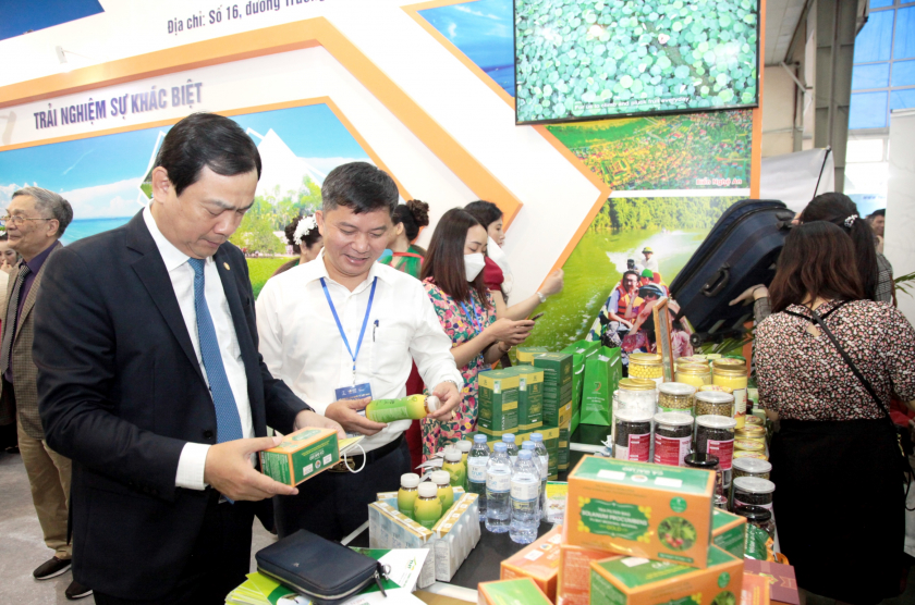 Tổng Cục trưởng Nguyễn Trùng Khánh tìm thiểu thông tin sản phẩm tại gian hàng Nghệ An