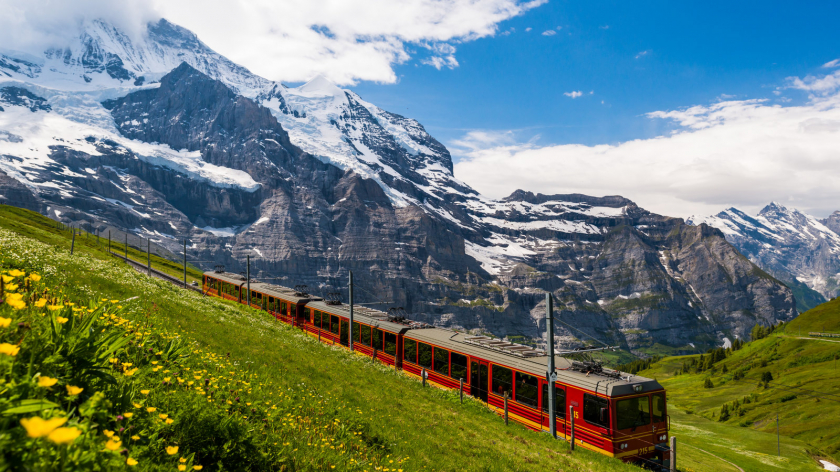Tuyến tàu hỏa Jungfrau chuyên phục vụ khách du lịch tại dãy núi Alps - Ảnh: Internet