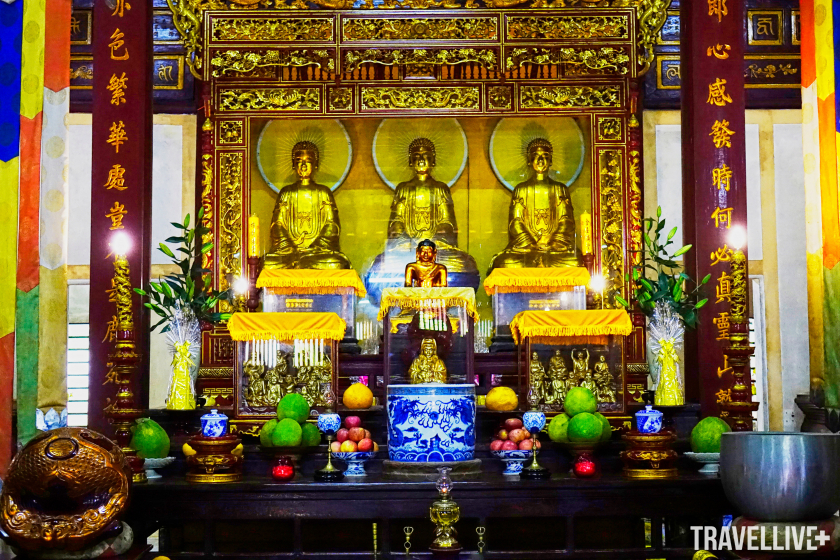 Bàn thờ Phật ở gian giữa nội điện