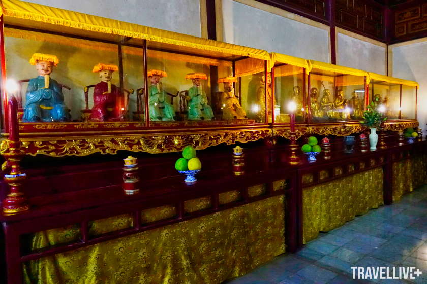 Sập thờ Thập Điện Minh Vương và Thập Bát La Hán ở hai bên bàn thờ Phật