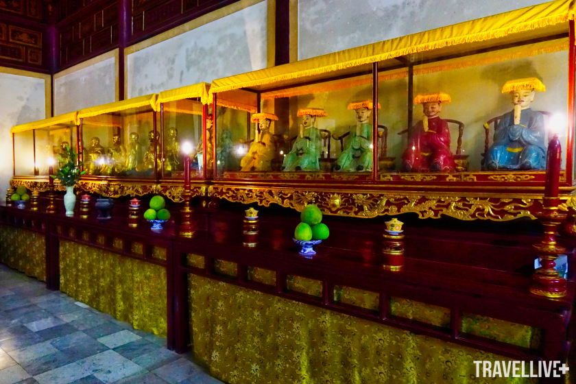 Sập thờ Thập Điện Minh Vương và Thập Bát La Hán ở hai bên bàn thờ Phật