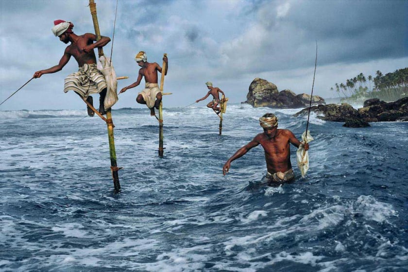 Câu cá trên cà kheo (stilt fishing) - một hoạt động du khách chỉ có thể tìm thấy được ở Sri Lanka. (Ảnh: Internet)