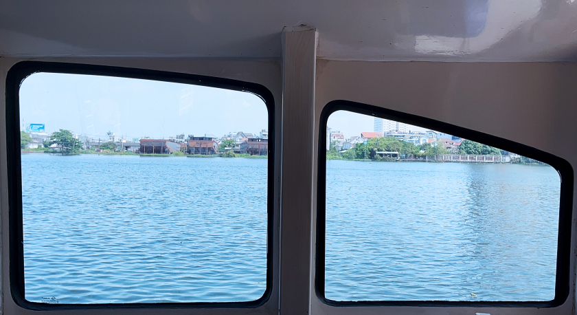 Hệ thống cửa sổ được bố trí trải dài hai bên tàu giúp du khách dễ dàng ngắm cảnh bên ngoài.