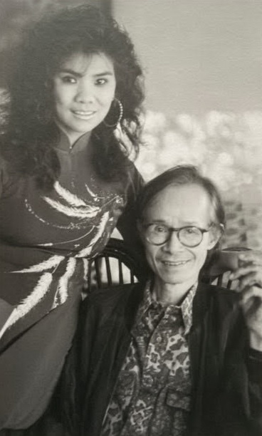 Trịnh Công Sơn và ca sĩ Thanh Hoa năm 1996.