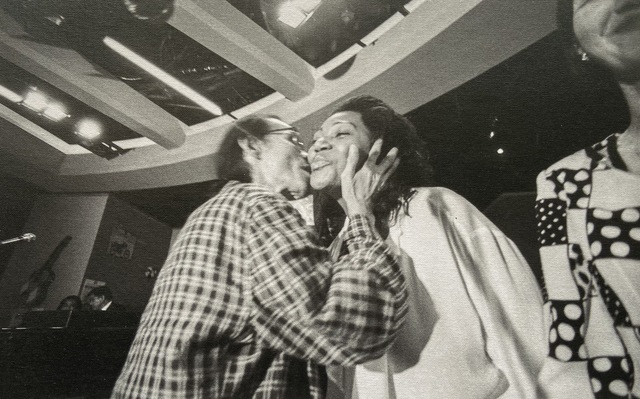 Trịnh Công Sơn ôm hôn Liz Mitchell - ca sĩ chính của nhóm nhạc Boney M - khi bà lần đầu đến TP.HCM biểu diễn năm 1994.