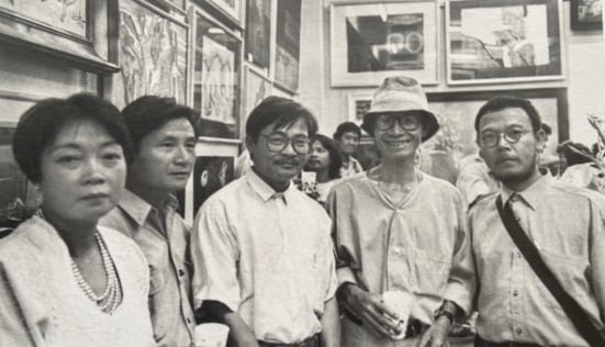 Trịnh Công Sơn và các họa sĩ, chụp năm 1996.