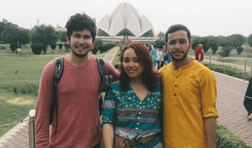 Hà Là Lạ chụp ảnh cùng 2 người đàn ông Ấn Độ đã giúp đỡ mình trong chuyến đi năm 2019.