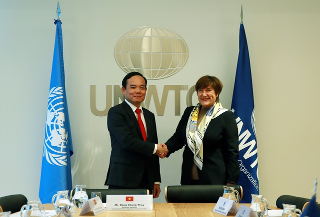 Phó Thủ tướng Trần Lưu Quang gặp bà Zoritsa Urosevic, Giám đốc điều hành UNWTO tại trụ sở của tổ chức này ở Madrid. Ảnh: VGP