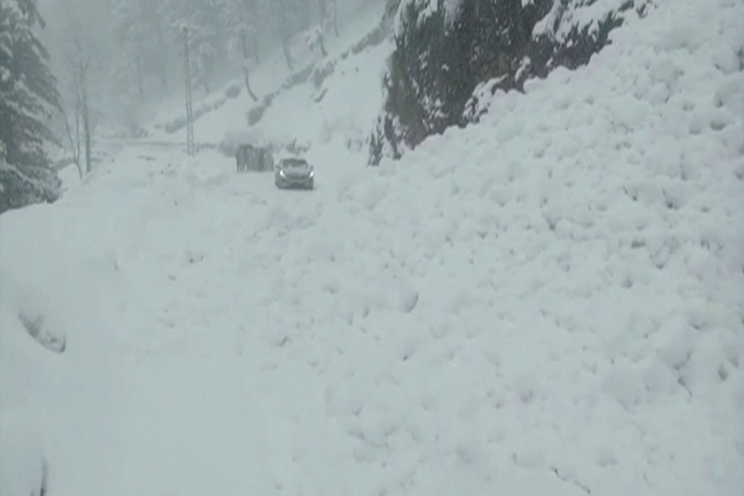 Khoảng 1.000 xe ô tô chở du khách đi “săn” tuyết mắc kẹt tại khu vực nhà ga trên đồi gần thị trấn Murree. (Ảnh: Reuters)
