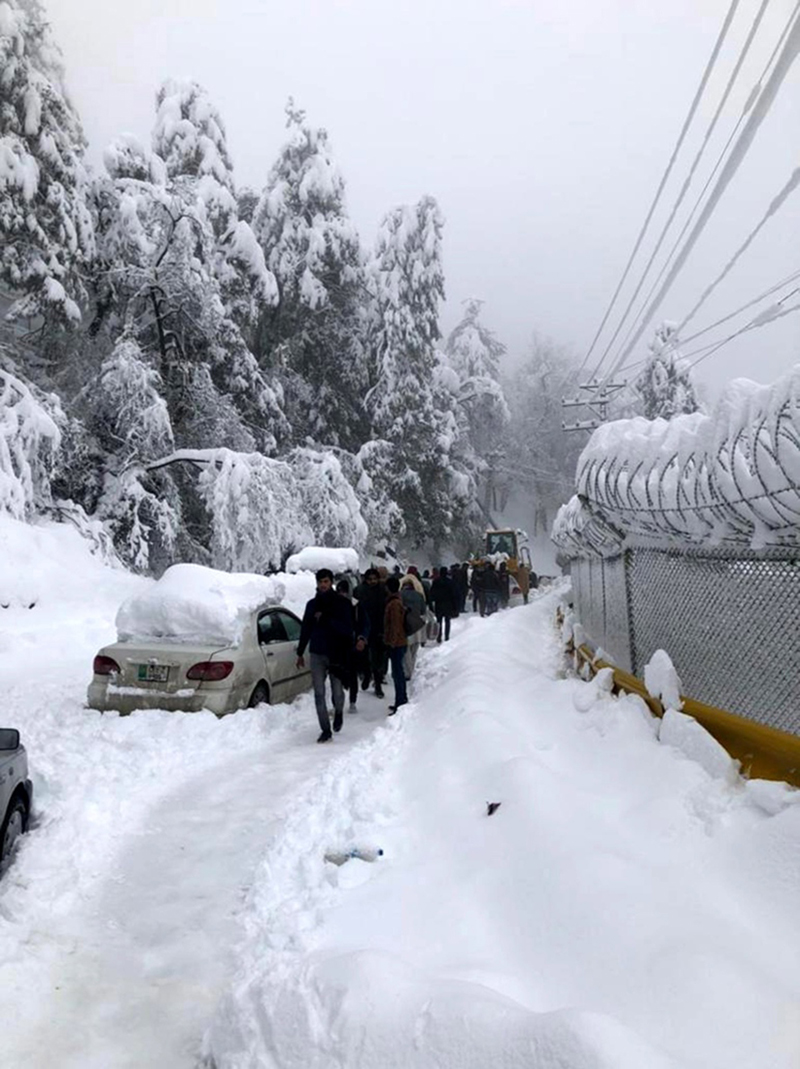 Về cơn bão tuyết “chết người” này, Bộ trưởng Thông tin Fawad Chaudhry nhấn mạnh rằng: Những kỷ lục về thời tiết trong nhiều thập niên qua đã bị phá vỡ trong 48 giờ (bão tuyết) vừa qua. (Ảnh: EPA-EFE)