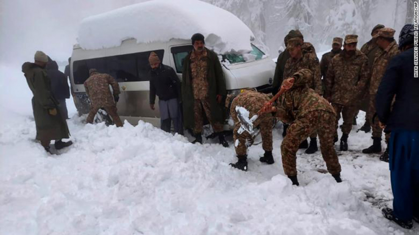 Quân đội tham gia “chiến dịch” giải cứu hàng ngàn xe cộ và người đi “săn” tuyết bị mắc kẹt trên đường gần thị trấn Murree, kéo dài tới chiều 8/1. (Ảnh: CNN)