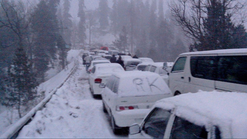 Thủ tướng Pakistan - ông Imran Khan - đã yêu cầu điều tra vụ hàng chục du khách tử vong trên đường đi “săn” tuyết. (Ảnh: voi.id)
