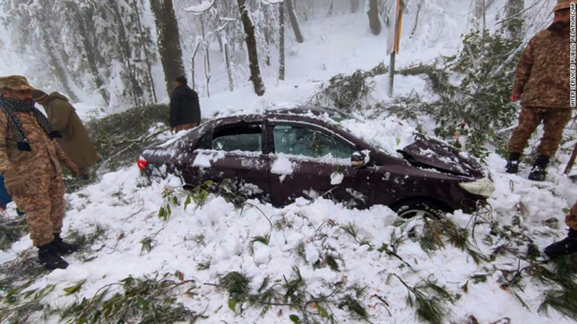 Một xe ô tô được giải thoát khỏi đống tuyết dày bao phủ. (Ảnh: CNN)
