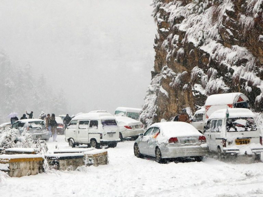Bộ trưởng Nội vụ Sheikh Rasheed Ahmed cho biết: Chính phủ Pakistan đã quyết định đóng cửa mọi con đường tới thị trấn Murree để hạn chế du khách đổ tới “săn” tuyết.  (Ảnh: dailytimes.com.pk)