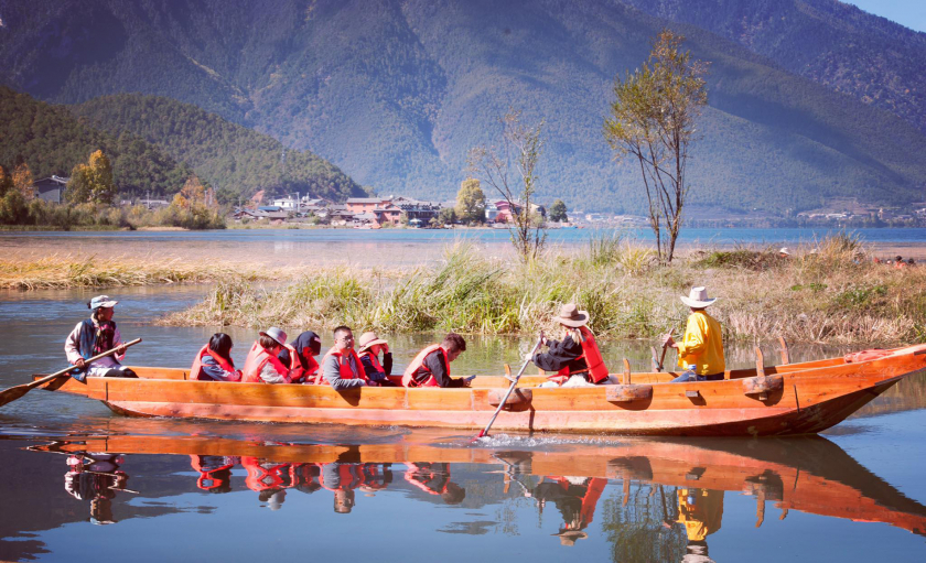 Trải nghiệm tour du ngoạn bằng thuyền quanh hồ Lugu, vừa ngắm cảnh vừa tận hưởng không khí trong lành.